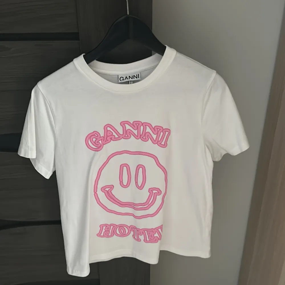 Jätte fin och unik Ganni t-shirt som köptes för 1100kr💕Storlek S men passar XS  o M🥰 Inga skador eller fläckar, super fin kvalitet!✨Köparen står för frakten!. T-shirts.