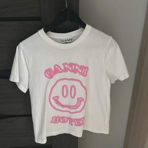 Jätte fin och unik Ganni t-shirt som köptes för 1100kr💕Storlek S men passar XS  o M🥰 Inga skador eller fläckar, super fin kvalitet!✨Köparen står för frakten!