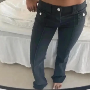 Snygga hm jeans - Skit snygga. Mycket bra skicka, dock är de lite lite nedtrampade, inte mycket alls. Kan skicka bild vid förfrågan.
