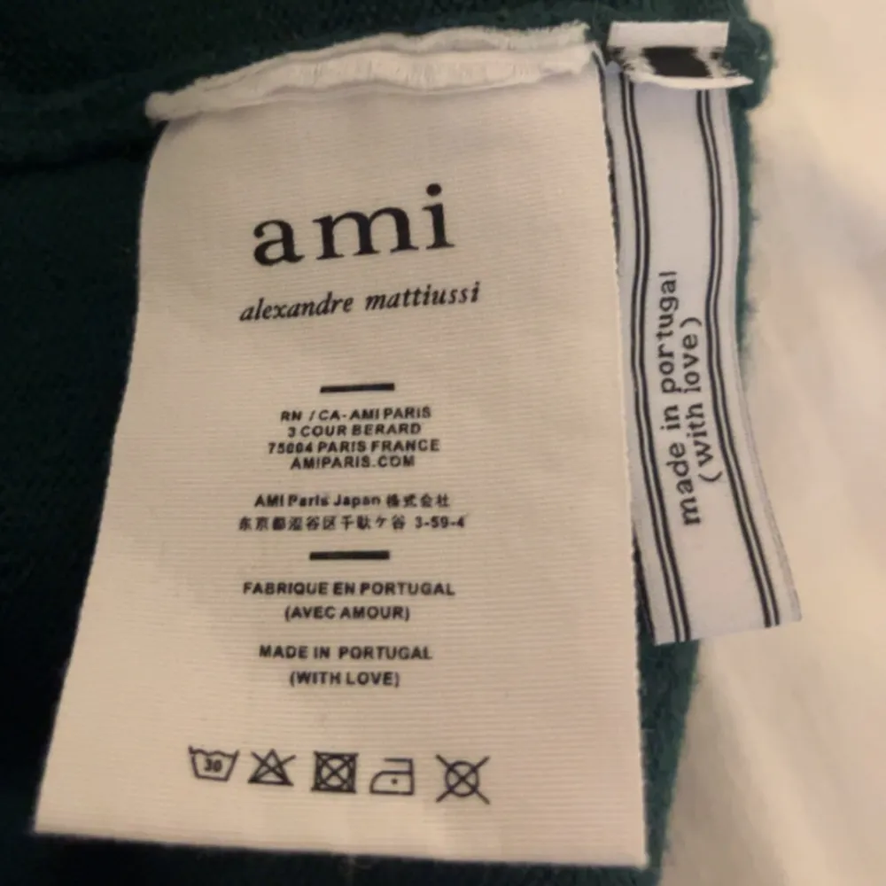 En riktigt skön och lagom tjock tröja från AMI i en riktigt snygg grön färg. Som sagt väldigt skön, använd varsamt och inte mycket. Inga flaws, inga fläckar, inga hål eller nopprar. Priset är förhandlingsbart. Stickat.