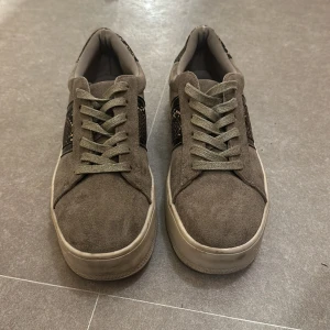 Skor - Säljer dessa fina sneakers, aldrig använda och i storlek 40 men passar även storlek 39.  Väldigt fina till vår och sommar samt bekväma