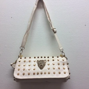 Retro Axel / Hand Väsk med Nitar  - Huvudfack med dragkedja,  en dragkedjefack inuti 