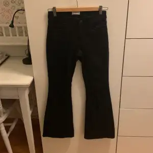 Svarta bootcut jeans från Lindex