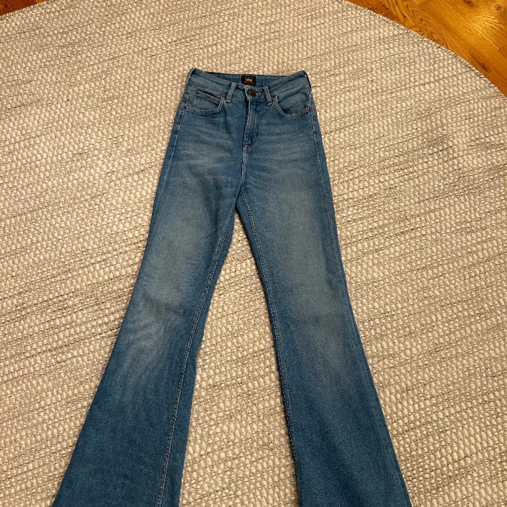 Blåa bootcut jeans från Lee, höga i midjan. Som nya, använda ca 2 gånger. Storlek W25L31 200kr. Jeans & Byxor.