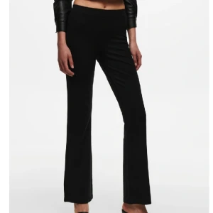 Utsvängda byxor från Only - Säljer nu mina byxor från Only i storlek M32. Ett mjukt basplagg som passar till det mesta, väldigt sköna! Använda en gång och är i nyskick! Säljer pga att de är lite för korta för mig.  Köparen står för frakten.