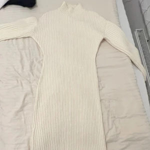 Figursydd klänning - Jätte fin figursydd klänning. Använd 1 gång. Xs som passar S med.