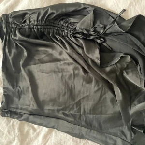 Kjol  - Svart satin kjol  Fint skick 