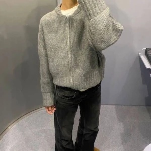 Grå kofta med dragkedja - Tjock och varm kofta från zara i nyskick! Storlek L men liten i storleken så sitter bra på mig som har s i vanligafall !