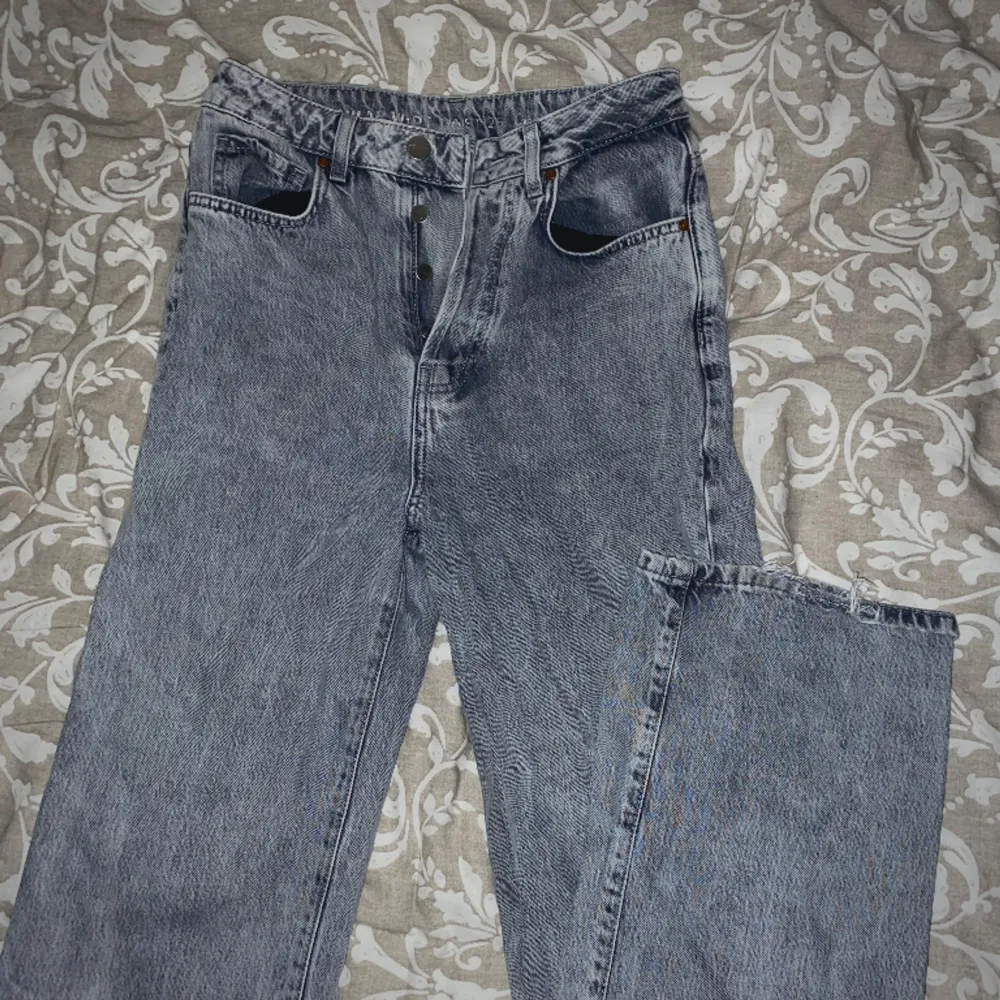 Regular wide, high waist 26, length 32. Gott skick, men slitage längst ner på byxbenen. Säljer då jag använder mid waist byxor mer. Sitter väldigt fint på!. Jeans & Byxor.