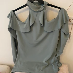 Snygg grön topp Shein S - Ny oanvänd snygg grön topp S från Shein. Öppen i axlar med snygg volang