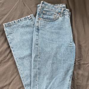 Super fina Low straight jeans från BIKBOK i fint skickt! Strl 26 i waist och 32 i length. Byxorna är i en liten mörkare nyans än vad det ser ut på bilden🤩