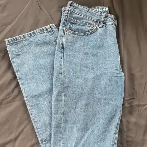 Super fina Low straight jeans från BIKBOK i fint skickt! Strl 26 i waist och 32 i length. Byxorna är i en liten mörkare nyans än vad det ser ut på bilden🤩