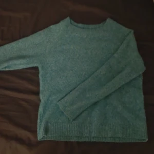 Blå-grön stickad tröja  - Stickad tröja från veromoda i storlek S. Använd 2 gånger och i fint skick.