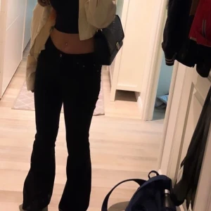 Gina Tricot Bootcut 34 - Säljer mina GinaTricot jeans i storlek 34 då de inte passar. Bootcut modell svarta. Nypris: 499kr