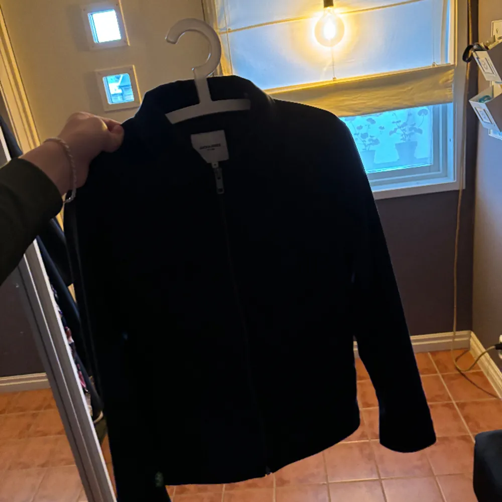 Jack and Jones jacka storlek m mörk blå färg jätte fin och stilig ny pris 800kr. Jackor.