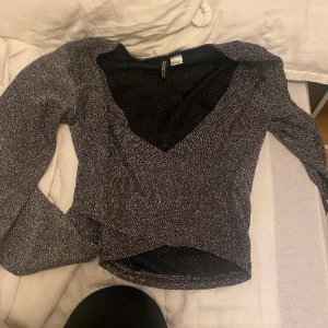 Glitter topp - Väldigt fin glittertopp som är väldigt stretchiga och bekväm att ha på sig. Använd 2 gånger så väldigt bra skick. Köparen står för frakten.