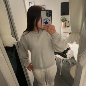 Tjocktröja - Någon lite enklare tjocktröja i skönt material ifrån Gina tricot❣️Köpt för kanske 1,5 år sen då den inte finns kvar. Den är i bra skick och nästan aldrig använd!