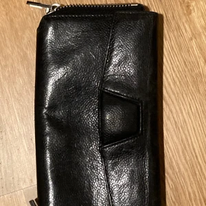 Alexander wang läder plånbok med många praktiska korthållare  - Alexander wang läder plånbok med många praktiska korthållare. I mycket bra skick.