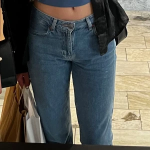 Bikbok jeans - Lågmidjade från BikBok, modell LOW STRAIGHT 550 JEANS. Är använda ett par gånger.