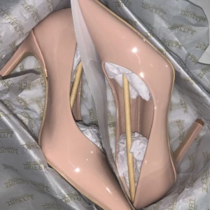 Oanvända lack klackskor - Lackskor från boohoo, helt oanvända endast testade och säljer då dom inte passade. Köpta för 360kr.