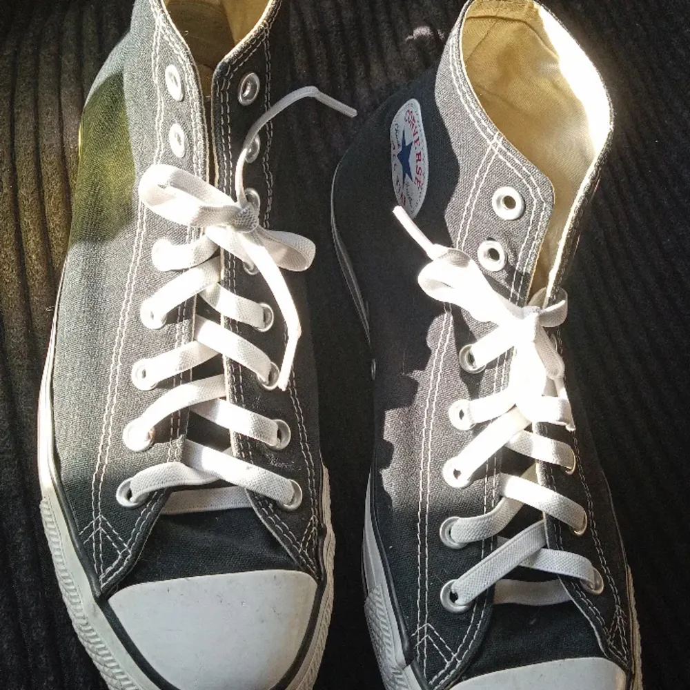 Svarta Converse skor i bra kvalite . Skor.