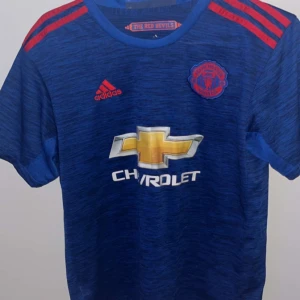 Manchesters United Tröja  - En Ibrahimovic tröja som är i perfekt skick. Det är United 2 kit 16/17. Storlek S