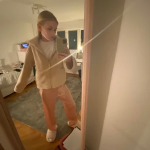 Denna kända hm jackan som är helt slutsåld och är super fin.  - Denna jackan från hm är helt slutsåld men perfekt till våren. Den passar bra till massa outfits och jag tycker den är jätte fin. Den är jätte län och pris kan diskuteras. 💗