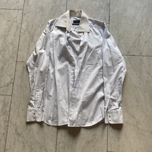 Massimo dutti skjorta - Säljer en massimo dutti skjorta i toppskick! Skjortan är i storlek 16 vilket motsvarar ingefär M-L.