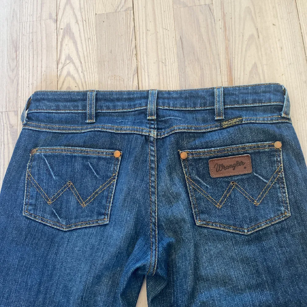 Vintage wrangler jeans. De har ganska smal flare. Innerbenslängd: 77 midjemått: 37 (jag är ca 163). Fler bilder privat.. Jeans & Byxor.