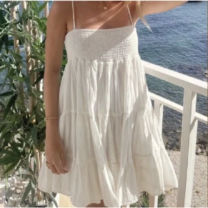 Klänning  - Värkligen en jättefin sommarklänning som tyvärr inte passar mig längre. Nypris 400kr, säljer för 170.  