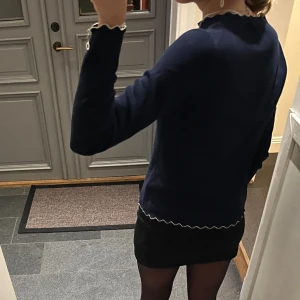 Mörkblå långärmad tröja - Mörkblå tröja från mango i storlek M. Fint skick. Använd gärna köp nu!