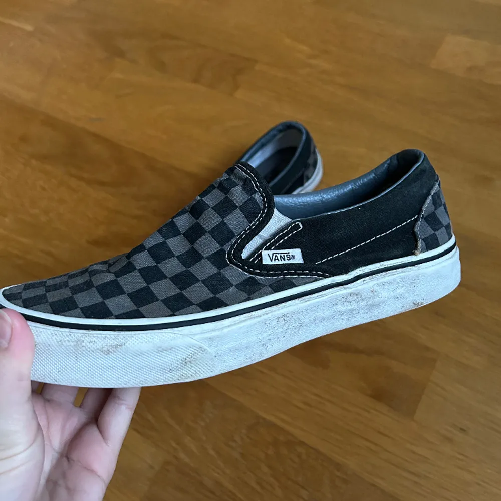 säljer mina rutiga vans, svarta och gråa! använt skick, men några fläckar på sulorna men tror det lätt går att tvätta bort🖤🩶. Skor.