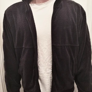 Nike x Supreme  - NikexSupreme velour trackjacket Strl: L Marinblå Nypris: 2 500kr Frakt ingår inte i pris 
