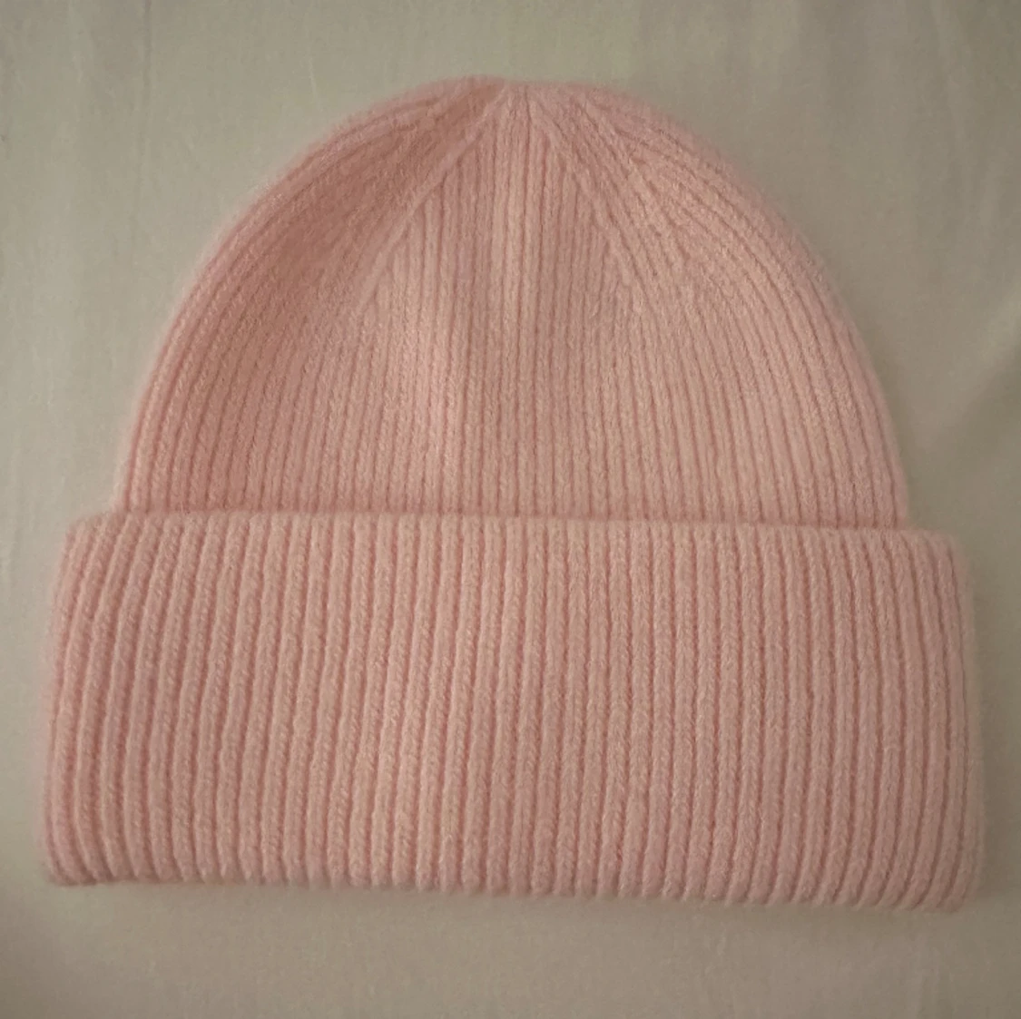 Babyrosa stickad mössa - 90