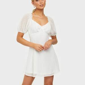 Säljer denna superfina vita klänning från missguided. Jättefint skick, inga fläckar eller slitage. Passar till student blandannat. Skriv för fler bilder!