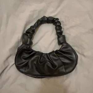 Väska - Handväska i nyskick dock ingen lapp kvar och minns tyvärr ej vart den kommer ifrån.