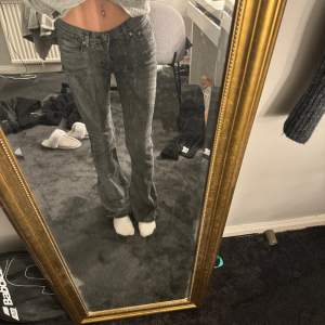 Skit snygga lågmidjade bootcut jeans i en grå svart färg🤍