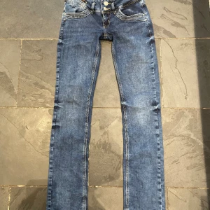 Säljer dessa Ltb jeans då de tyvärr inte kommer till användning längre :( - Jag är ca 165 och tycker att de sitter bra i längden och midjan💓 Det är i nästan helt nyskick man kan inte se att de har används! 💞