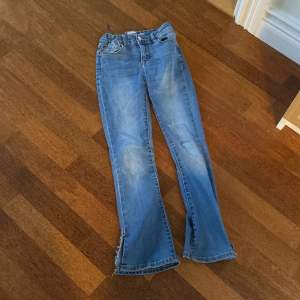 Jätte fina low waist boot cut jeans ganska gamla men i bra Skick älskar dom personligen men har så många andra jeans och kläder 😊