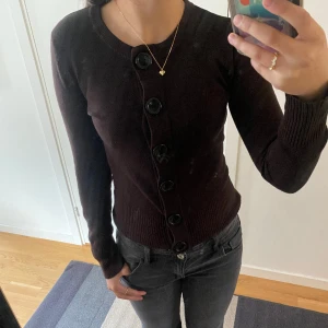 Kofta - Superfin brun kofta som är köpt på Sellpy, vet inte riktigt storleken men skulle säga den är en S-M då den går att töja ut💞