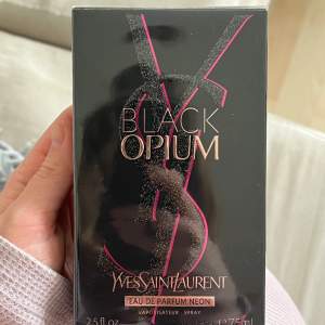 Säljer denna parfym från black opium! Den är helt oöppnad. Säljer pga att jag har andra parfymer som jag måste använda upp först 🎀🩷