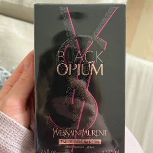 Oöppnad black opium parfym (75 ml) - Säljer denna parfym från black opium! Den är helt oöppnad. Säljer pga att jag har andra parfymer som jag måste använda upp först 🎀🩷