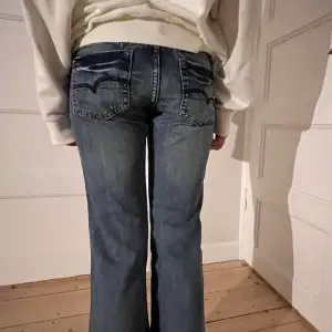 INTRESSEKOLL! Skitsnygga lågmidjade jeans! Modell 169😇, innerbenslängd 80cm, midjemått 37cm! 