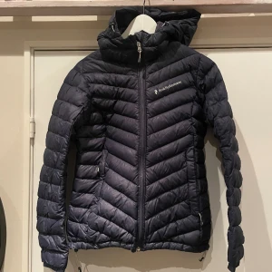 Peak dunjacka  - Dunjacka från peak. Den är i bra skick utvändigt men har ett hål på insidan i ena fickan, går att tejpa ihop med klädtejp. Pris därefter 