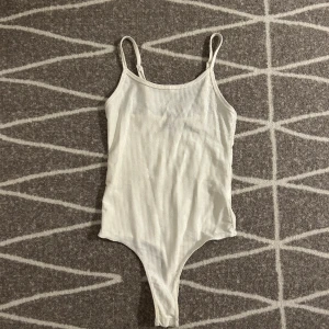 Vit body - En vit body från bikbok i stolek XS. Har använt antal gånger men fortfarande i bra skick!  Köparen står för frakt🌟 