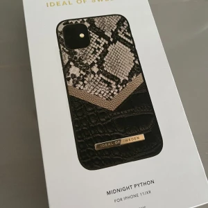 Mobilskal  - Iphoneskal från Ideal of Sweden. Endast använd 2 gånger Max. Passar till iPhone XR samt 11. Köpte för 400kr och säljer för 350kr. (Snabb affär=Billigare) Tryck inte på köp utan skriv till mig innan!