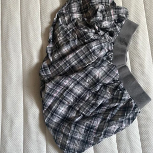 Kjol - Kjol från H&M. Har någon litet hål i midjan men det märks knappt. 