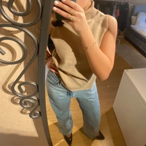 Zara top  - Säljer min super fina topp från zara🌸