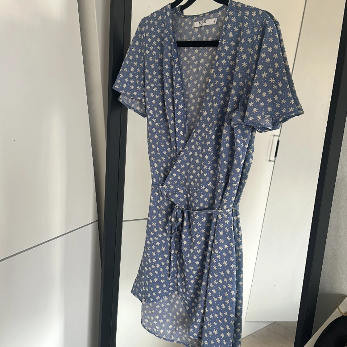 Blommig sommarklänning  - 90