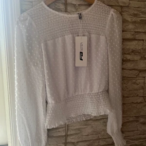 Vit topp - Vit långarmad Xs  Aldrig använd 💞